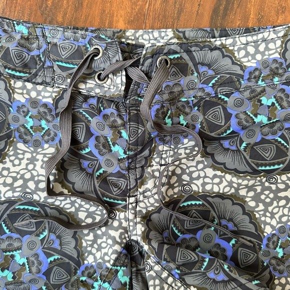 PATAGONIA Womens Wavefarer Board Shorts in Gray Floral - Picture 2 of 9